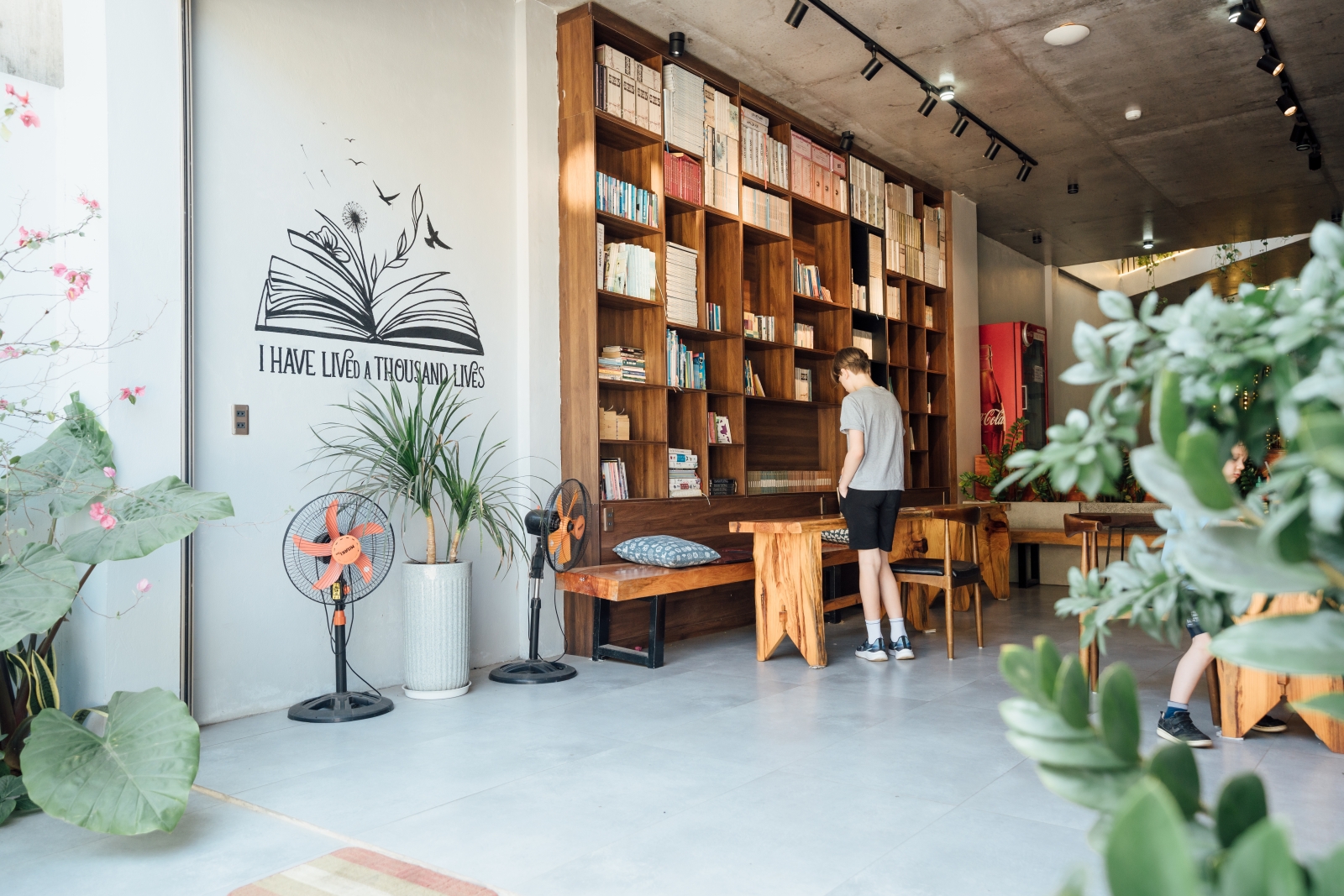 nhìn từ ngoài vào thư viện sách tại celia hotel