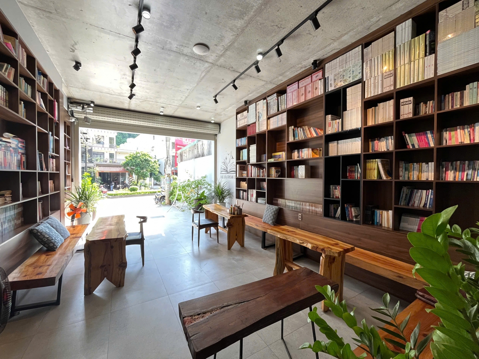 Thư viện sách tại celia boutique hotel