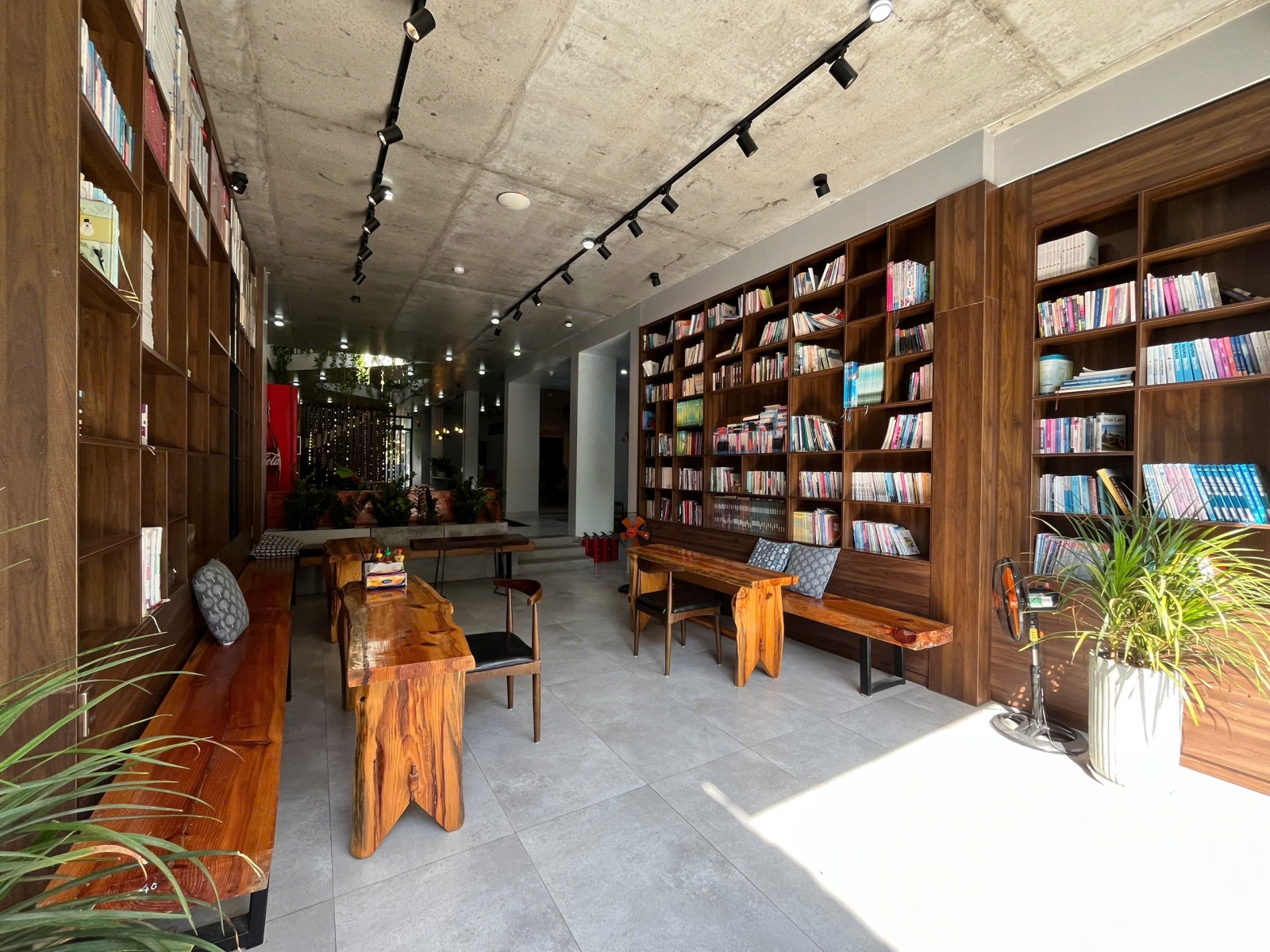 thư viện sách tại celia hotel