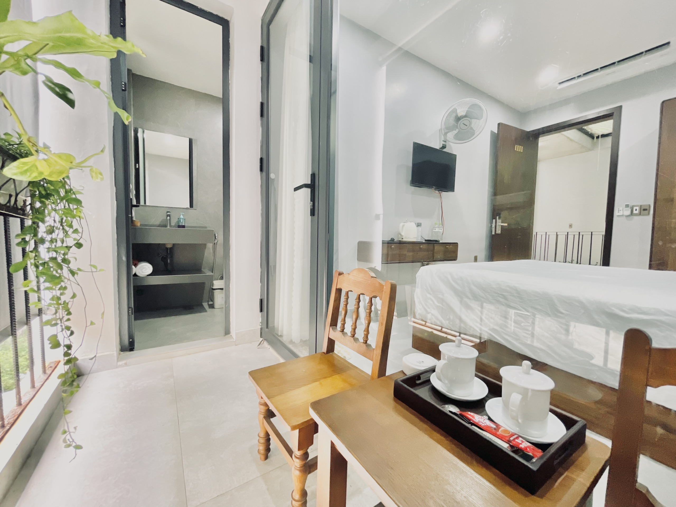 Queen Room with Balcony & Pool Atrium